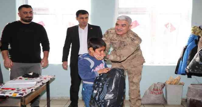 Jandarma Ağrı’da çocukların yüzünü güldürdü