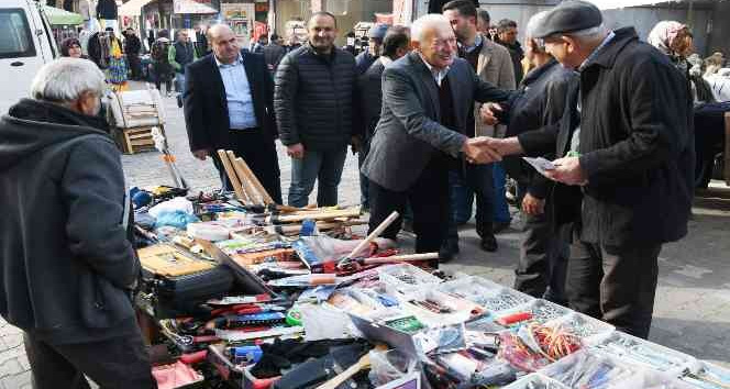 Başkan Yılmaz, pazarcı esnafı ve vatandaşların yeni yılını kutladı
