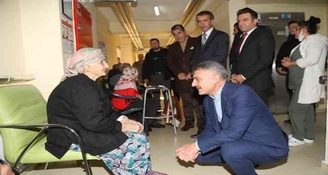Tunceli Valisi Özkan’dan huzurevine yeni yıl ziyareti