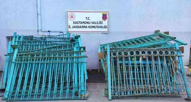 Dere kenarlarından 600 bin TL değerinde demir korkuluk çalan şahıslar yakalandı