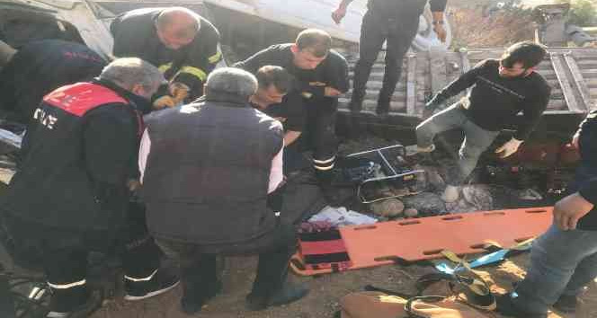 Cizre’de kömür yüklü tır şarampole devrildi: 1 ölü, 1 yaralı