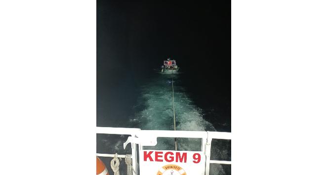 Çanakkale Boğazı’nda makine arızası yapan tekne kurtarıldı