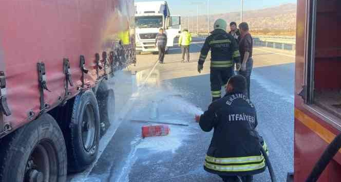 Seyir halinde lastiği yanan tıra itfaiye müdahale etti