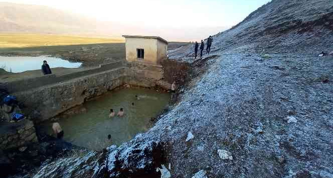 Bitlis’te buz gibi havada kaplıca keyfi