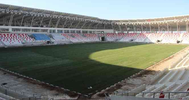 Karaman’ın yeni şehir stadyumunda çim serme işlemi tamamlandı