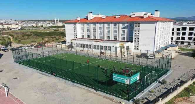 Didim Anadolu İmam Hatip Lisesi’nde halı saha hizmete girdi