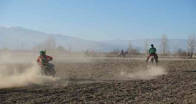 Ata sporu ciritte bu kez atların rakibi motosikletliler oldu