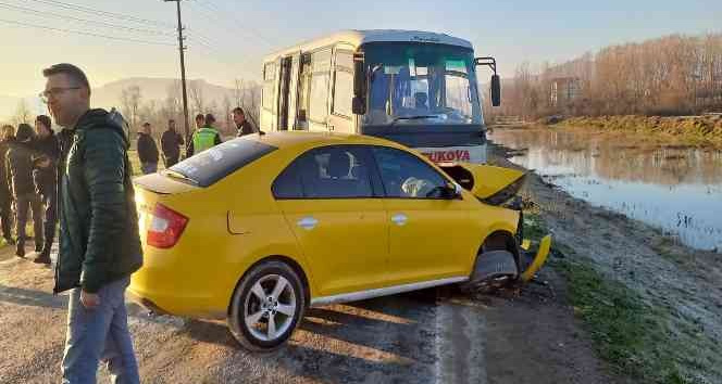Öğrenci servisi ile taksi kafa kafaya çarpıştı: 8 yaralı