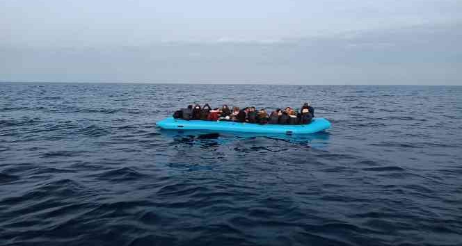 Yunan unsurları tarafından ölüme terk edilen 61 kaçak göçmen kurtarıldı