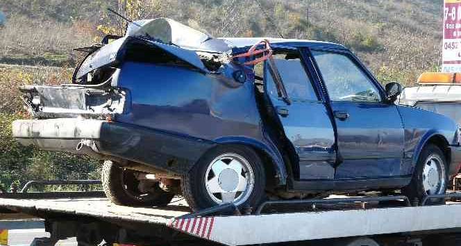 Tırın çarptığı otomobil hurdaya döndü