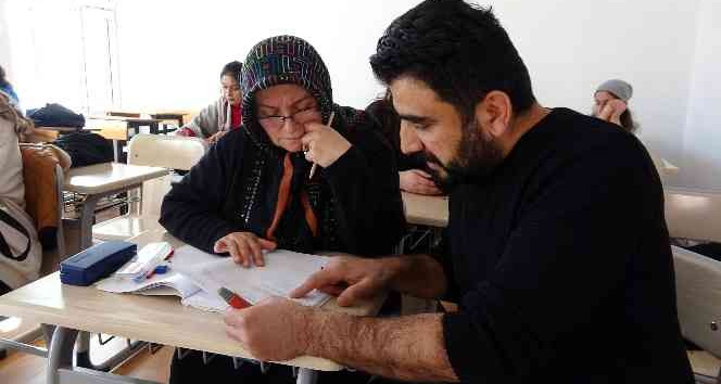 58 yaşında üniversite sınavına hazırlanıyor, azmiyle gençlere örnek oluyor