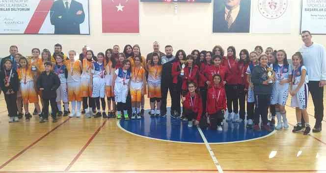 Karaman’da düzenlenen okul sporları yıldızlar basketbol müsabakaları sona erdi