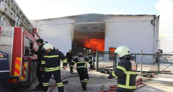 OSB’de çıkan yangına 17 itfaiye aracı ile 65 itfaiye personeli müdahale etti