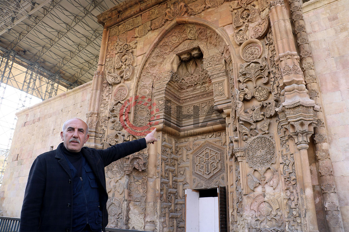 Bir kapısının anlatımı 1,5 saat sürüyor İhlas Haber Ajansı