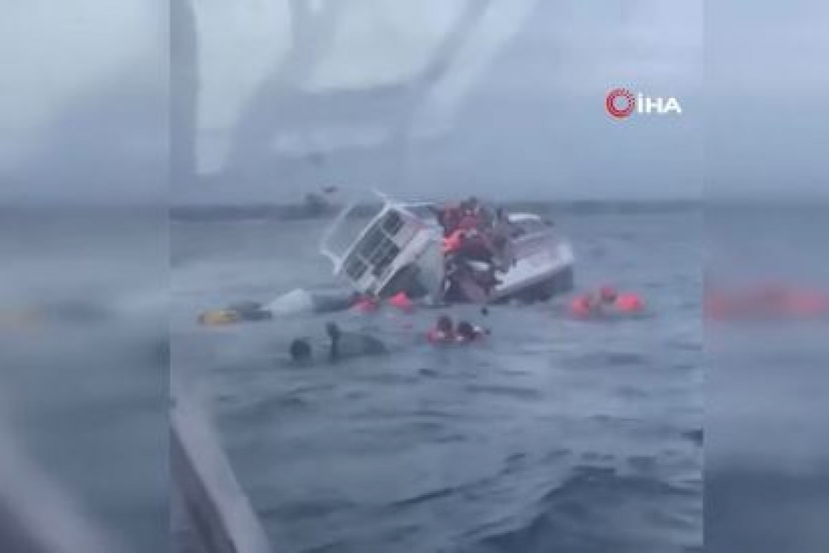 Endonezya’da turist teknesi battı, 34 kişi denize atladı