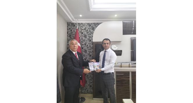 Serdar Ünsal “Yüreğim İrevan’da Kaldı “romanını Vali Yardımcısı Abdulkadir Şahin’e hediye etti
