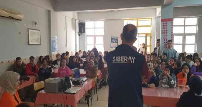Osmaniye’de polisten siber zorbalık ve teknoloji bağımlılığı eğitimi