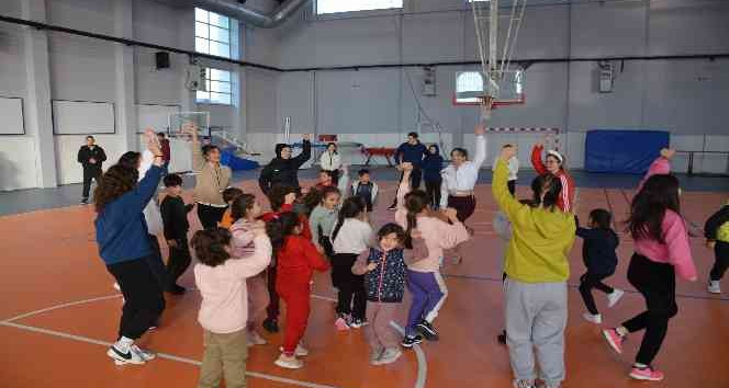 İlkokul öğrencileriyle oynadılar