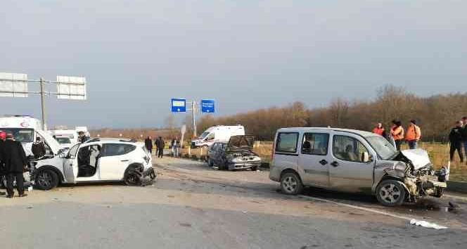 Aniden yola çıkınca zincirleme kazaya neden oldu: 6 yaralı
