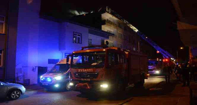 Ordu’da 5 katlı binanın çatı katında yangın: 2 binanın çatısı hasar gördü