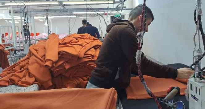 Tekstil fabrikası gençlere ekmek kapısı oldu