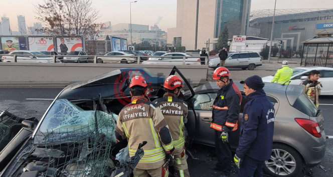 Ankarada refüje çarpan otomobile başka bir araç çarptı: 1 ölü, 1 yaralı