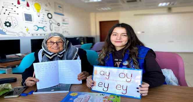 Hiç okula gitmeyen iki komşu kadının azmi