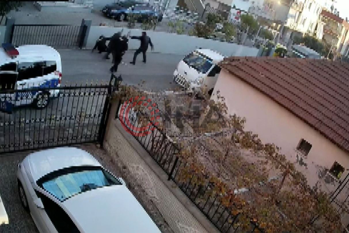 İhbara giden polislere önce taşla saldırdı, ardından yere düşen polis memurunu bıçakladı
