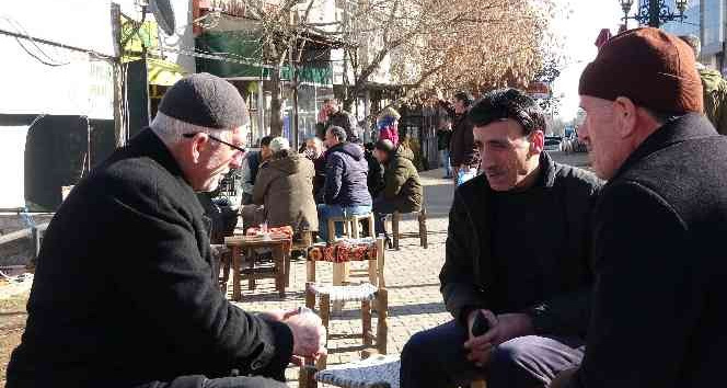 Kar yağışının olmadığı Bingöl’de, vatandaşlar güneşin tadını çıkardı