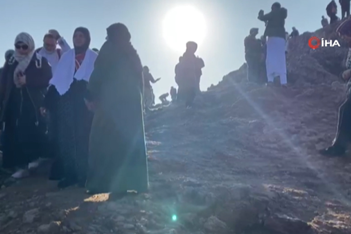 Umre için Suudi Arabistan’a gelen müslümanlar, Uhud Dağı’nı ziyaret ediyor