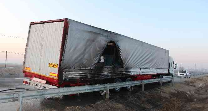 Iğdır’da seyir halindeki tırın dorsesi yandı