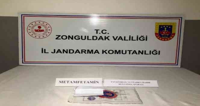 Jandarmanın aradığı şüphelilerin üzerinden uyuşturucu çıktı