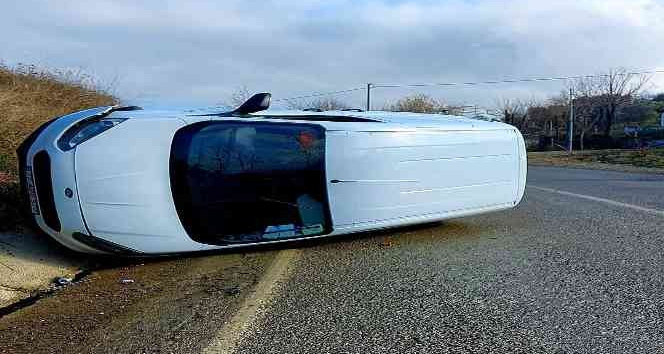 Esenköy’de kontrolden çıkan kamyonet devrildi