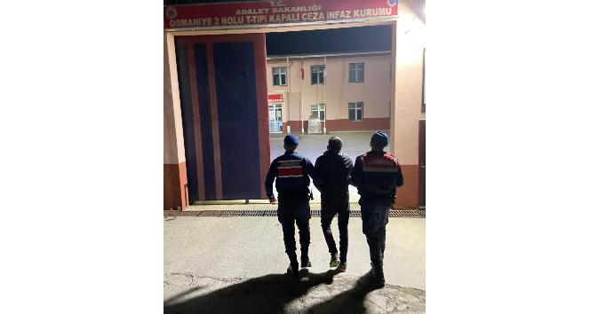 19 yıl hapis cezasıyla aranıyordu, çekyat altında yakalandı