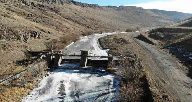 Kars’ta soğuktan HES barajı dondu