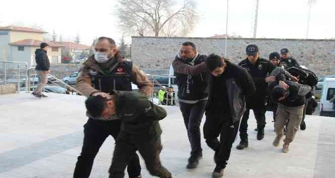 "Kökünü kurutma operasyonunda" 33 kişi adliyede