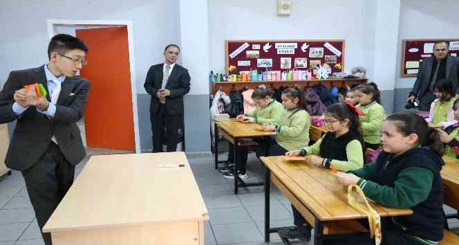 Japonya’dan gelip öğrencilere origami sanatını öğretti