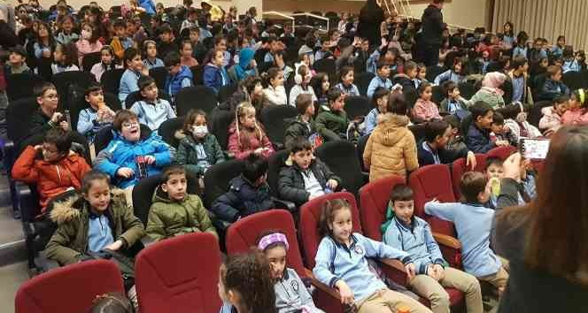 Sahne Tiyatrosu, Erzincan’da 2023 yılının ilk tiyatro perdesini çocuklar için açtı
