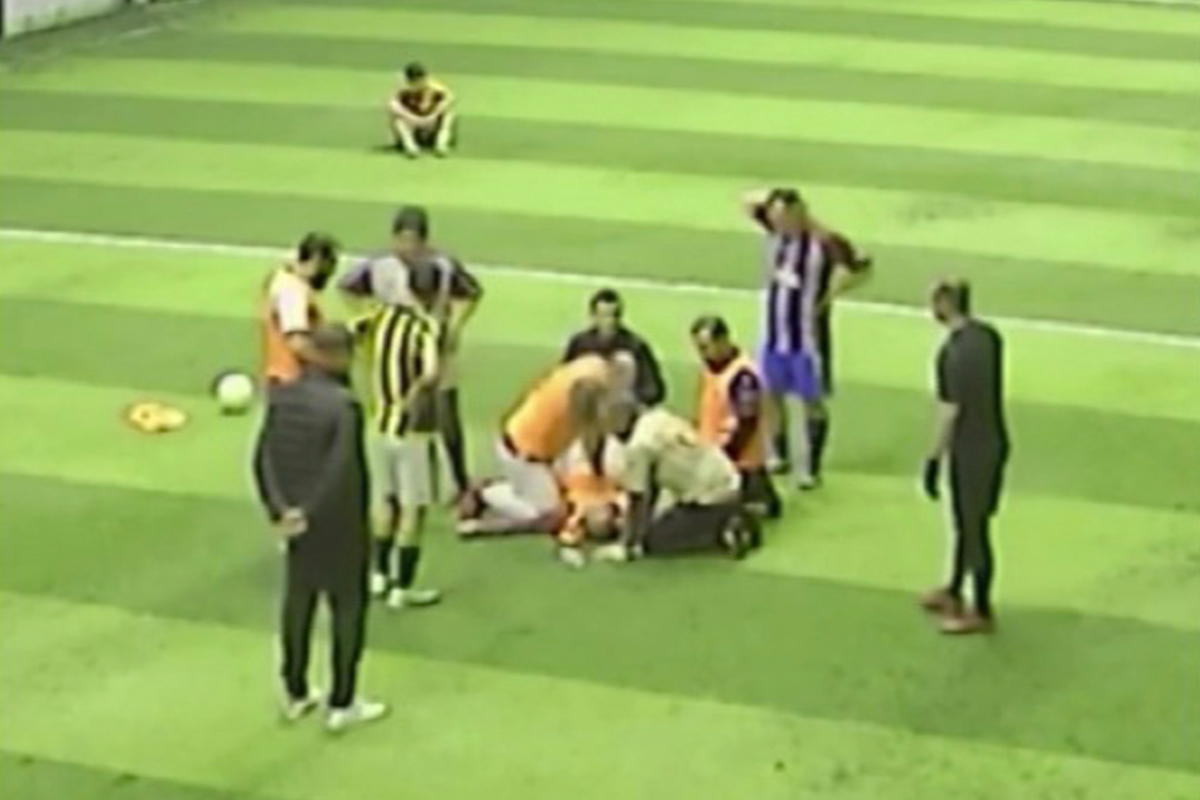 Halı sahada maç yaparken kalp krizi geçirip hayatını kaybetti