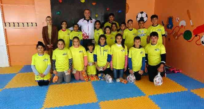 Milli basketbolcu Hasan Aksoyak, şampiyonları sevindirdi