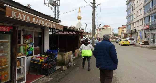 Giresunlu 67 yaşındaki Kenan Kaya mahalle bakkalcılığının son temsilcilerinden