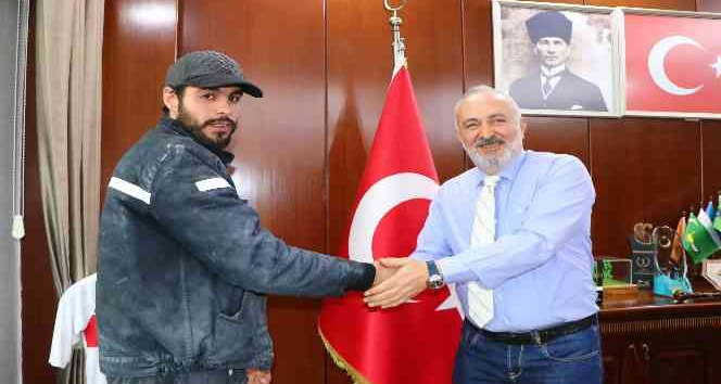 Belediyenin kaybolan 25 bin lirasını teslim etti