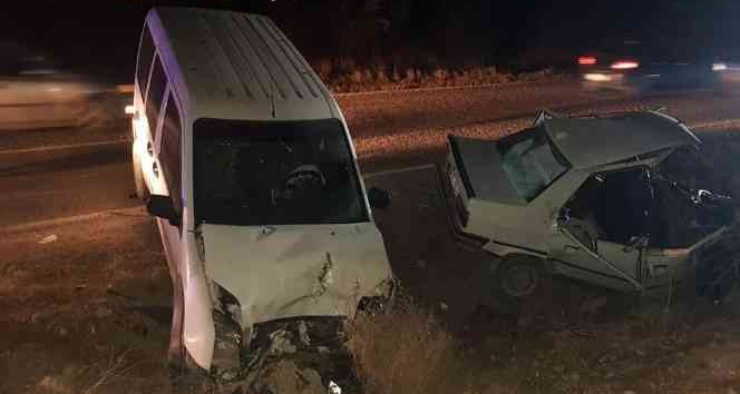 Hafif ticari araçla otomobil çarpıştı: 5 yaralı