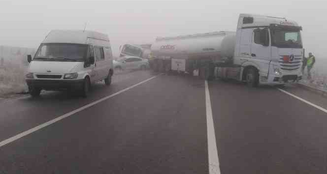 Aşırı buzlanma ve sis nedeniyle çok sayıda araç birbirine girdi