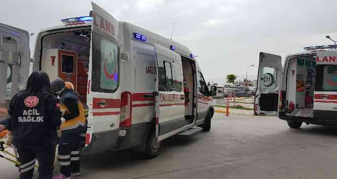 Otomobilin çarptığı anne ve kızı yaralandı