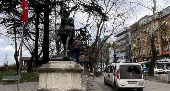 Zarar gören İsmet İnönü heykeli tamir edildi
