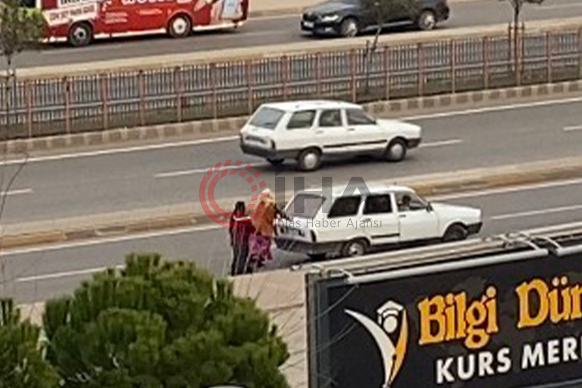 Yakıtı biten aracı kilometrelerce iten kadınlar, erkeklere taş çıkarttı