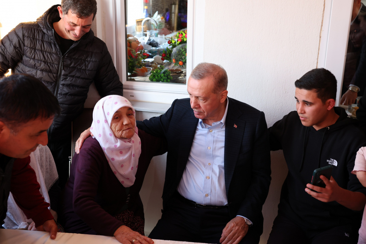 Cumhurbaşkanı Erdoğan, selzede Zülfiye ninenin evine misafir oldu