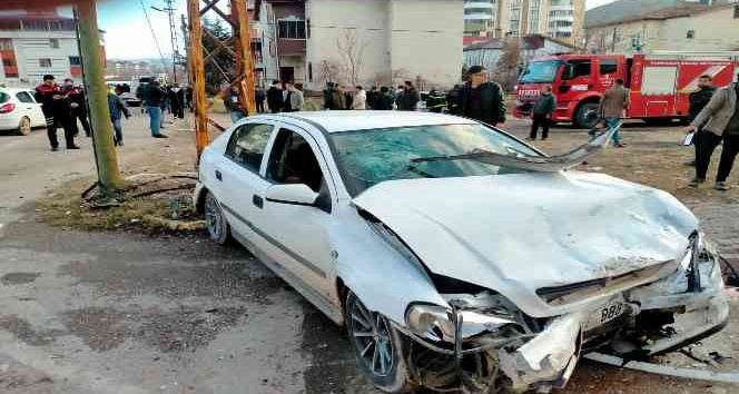 Çarpmanın etkisiyle savrulan otomobil anne ve oğlunu ezdi: 6 yaralı