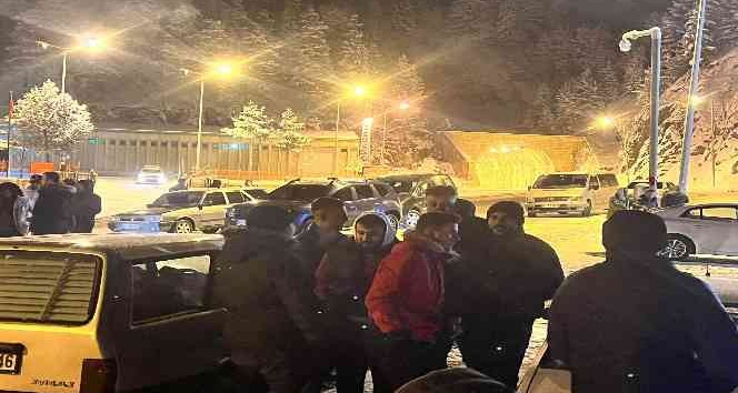 Karın keyfini Zigana Dağı’nda horon ve kolbastı oynayarak çıkardılar